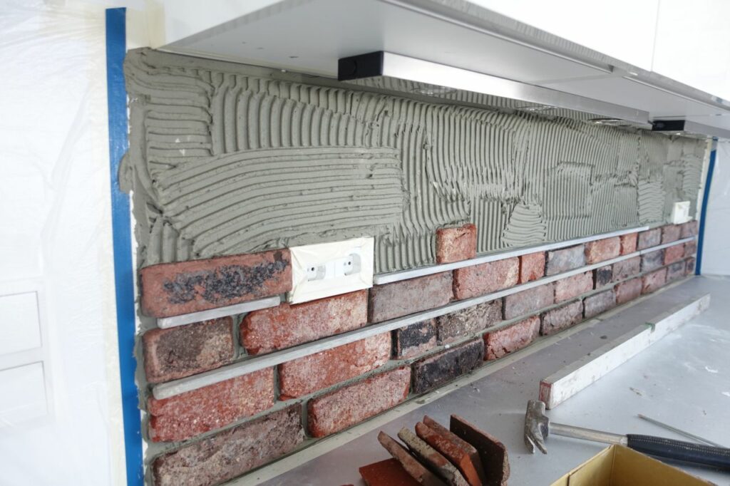 Fliesenspiegel in Küche mit Klinkerriemchen - Verarbeitung