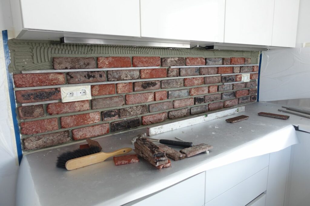 Fliesenspiegel in Küche mit Klinkerriemchen - Verarbeitung
