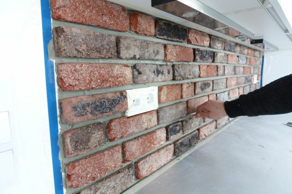 Fliesenspiegel in Küche mit Klinkerriemchen - Verarbeitung