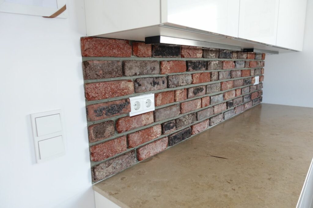 Fliesenspiegel in Küche mit Klinkerriemchen - Verarbeitung