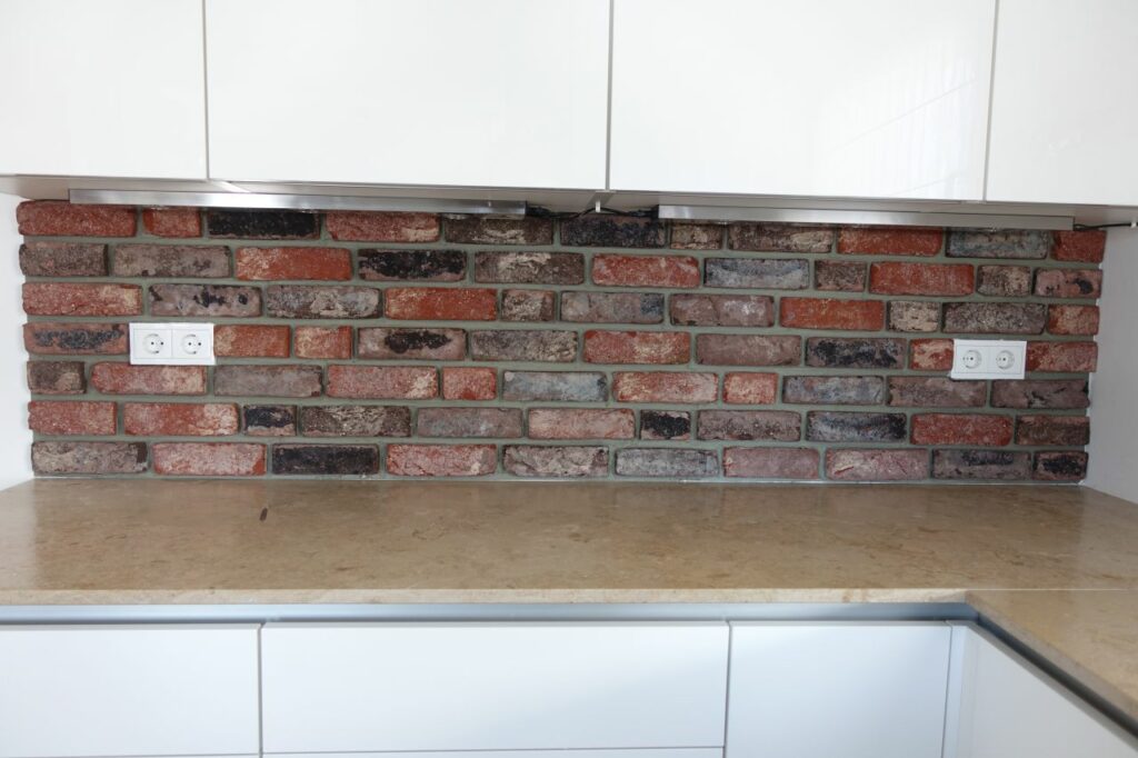 Fliesenspiegel in Küche mit Klinkerriemchen - Verarbeitung